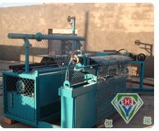 菱形網(wǎng)機(jī) 采用微機(jī)控制，機(jī)電液一體化，自動(dòng)完成吐絲. 剪切， 輸網(wǎng)，鎖邊工序