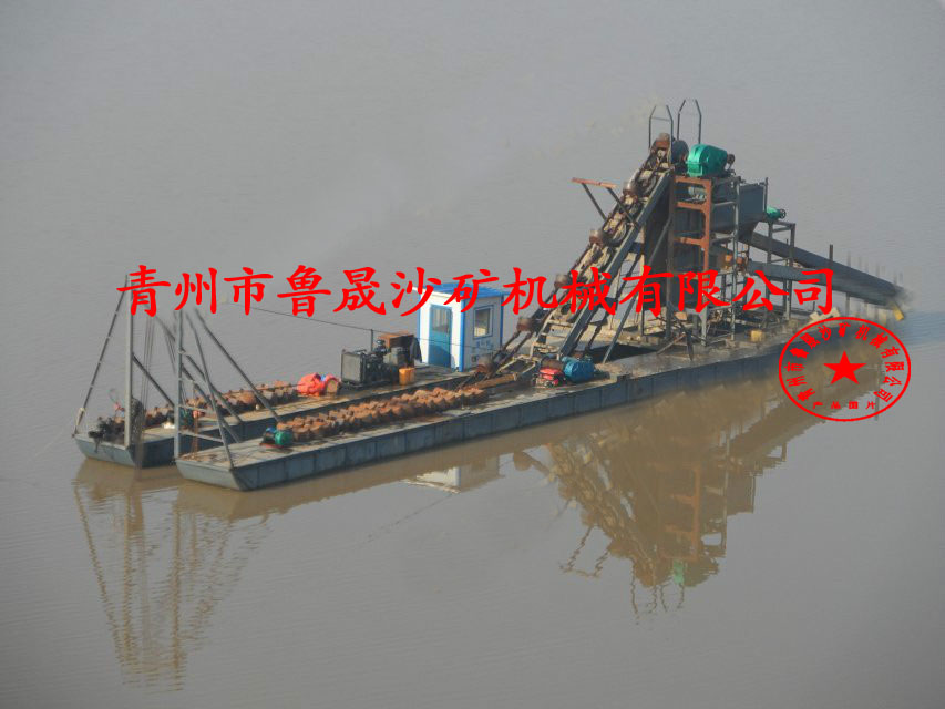 淘金船，大型淘金設(shè)備，淘金船上有幾個溜槽