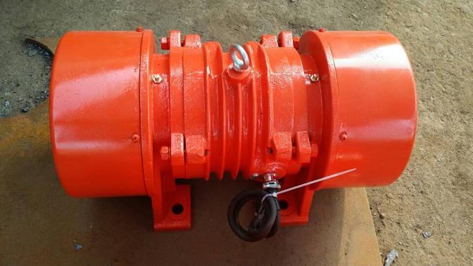 100-6、7.5kw、6級(jí)臥式振動(dòng)電機(jī)、振動(dòng)電機(jī)