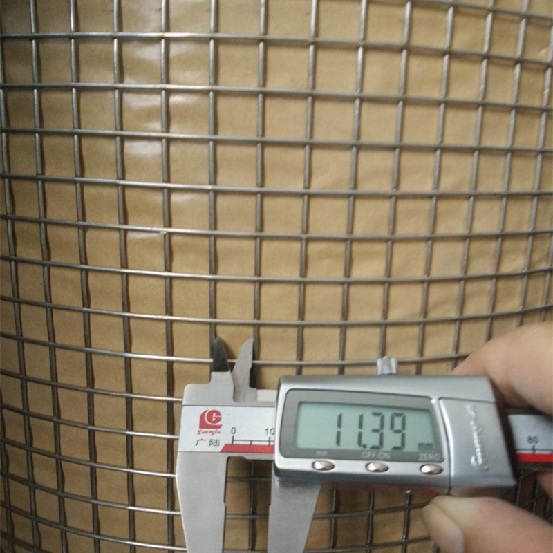 電焊網(wǎng)又稱排焊網(wǎng)、碰焊網(wǎng)、建筑網(wǎng)、外墻保溫網(wǎng)、裝飾網(wǎng)、鐵絲網(wǎng)