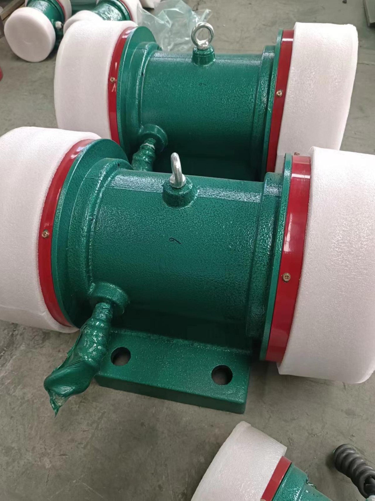 振動電機，振動篩設備，給料機，側(cè)板電機，倉壁振動器鯤鵬機械設備供應