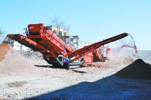 移動式建筑垃圾綜合處理設(shè)備由移動顎式破碎機、移動反擊式破碎機和移動式篩分機三臺大型機械組成