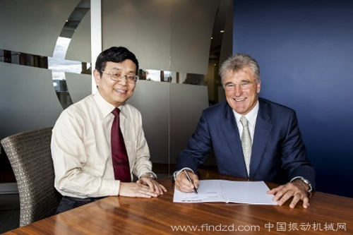 合作協(xié)議由大地董事長(zhǎng)謝美華(左)與賽吉滿董事長(zhǎng)路瑟爾肯普尼克(右)簽訂。