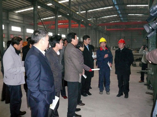 湖南省政協(xié)副主席王曉琴、張大方視察國(guó)藩集團(tuán)湘冶機(jī)械公司