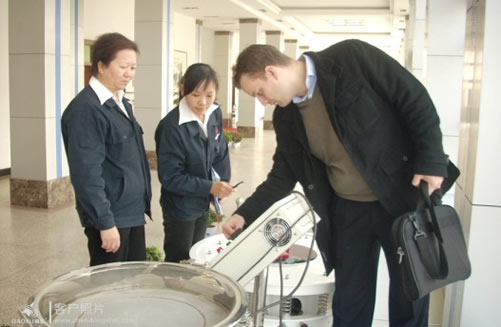 國(guó)外客商至新鄉(xiāng)高服篩分機(jī)械有限公司參觀考察