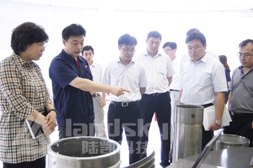 圖一：公司總經(jīng)理李松奕（左二 ）在向團省委副書記宋華英（左一）