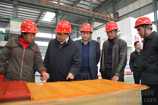 黃石市副市長周蔚芬等領(lǐng)導(dǎo)一行就湖北鑫鷹公司新三板掛牌進(jìn)行現(xiàn)場調(diào)研
