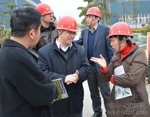 黃石市副市長周蔚芬等領(lǐng)導(dǎo)一行就湖北鑫鷹公司新三板掛牌進(jìn)行現(xiàn)場調(diào)研