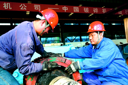 山東煤機(jī)集團(tuán)萊蕪煤機(jī)公司工人正試裝齒板