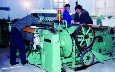 上世紀(jì)80年代,安平引進(jìn)的第一臺(tái)電動(dòng)織機(jī)