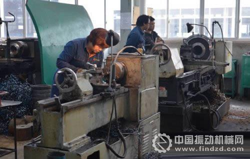 圖為工作人員在生產(chǎn)車間現(xiàn)場加工礦山機(jī)械產(chǎn)品零件。