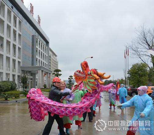 湖北鑫鷹環(huán)?？萍脊煞萦邢薰疚鑴酉辇垘痫L-羊年開工儀式舉行