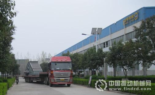 河南金特振動(dòng)海南礦業(yè)3645振動(dòng)篩發(fā)貨現(xiàn)場(chǎng)