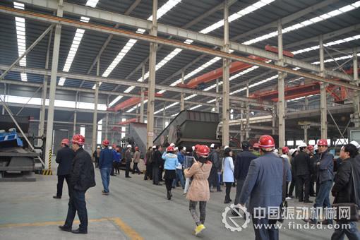 第六屆全國振動利用工程學術(shù)會議代表參觀河南威猛振動