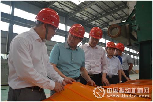 鑫鷹科技總經(jīng)理洪鎮(zhèn)波(左一)向李秉恒局長介紹創(chuàng)新產(chǎn)品