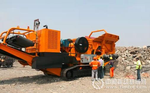 山寶CT710J 履帶式移動(dòng)破 開到現(xiàn)場(chǎng)后，先進(jìn)行簡(jiǎn)單的鋼結(jié)構(gòu)安裝。現(xiàn)場(chǎng)沒有請(qǐng)吊機(jī)，只用挖機(jī)助力即可，很簡(jiǎn)單。