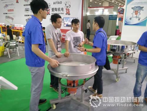 2015中國國際陶瓷工業(yè)技術(shù)與產(chǎn)品展覽會(huì)上新鄉(xiāng)恒宇機(jī)械展出的振動(dòng)篩