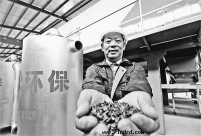 劉子光在展示經(jīng)垃圾處理設(shè)備分離后,加工成的塑料顆粒。