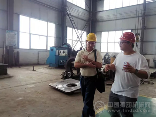 客戶到生產(chǎn)車間參觀機(jī)器加工過程,對(duì)康百萬機(jī)械公司的制造加工能力給予充分肯定
