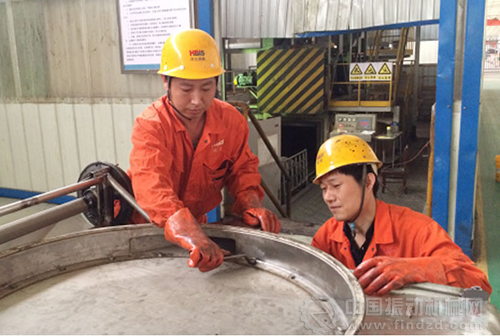 圖為河鋼衡板板業(yè)制造部磨床工序職工正在安裝自制毛化旋振篩篩網更換平臺。