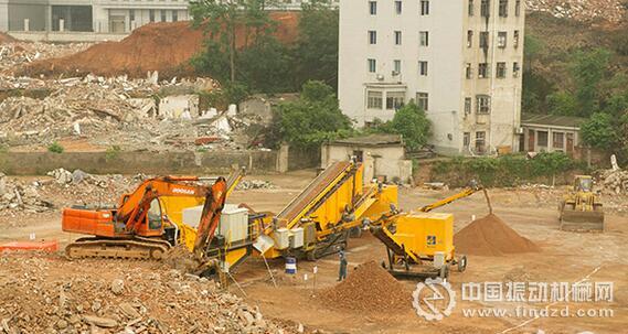 湖南建工環(huán)保公司引進了破碎設(shè)備、抑塵設(shè)備和全自動磚塊成型機等國內(nèi)外最先進的建筑垃圾資源化利用智能設(shè)備,實現(xiàn)了對建筑垃圾的再生利用。
