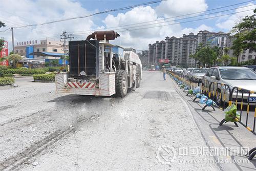 一輛大型共振破碎機(jī)行駛過(guò)后,路面留下一行共振破碎的水泥碎石