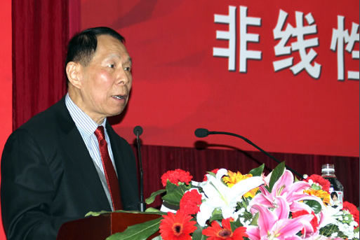 非線性振動專家陳予恕站上央視“最美教師”領(lǐng)獎臺