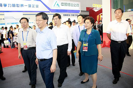 國土資源部副部長曹衛(wèi)星，天津市副市長孫文魁等領(lǐng)導(dǎo)參觀2016中國國際礦業(yè)大會展區(qū)