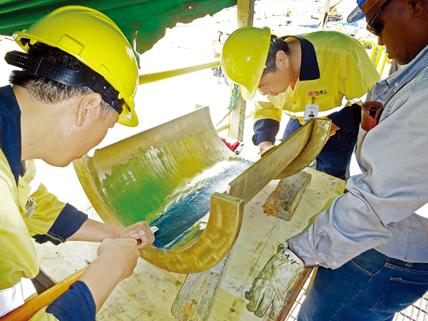 中信重工技術(shù)人員在現(xiàn)場進(jìn)行安裝調(diào)試服務(wù)