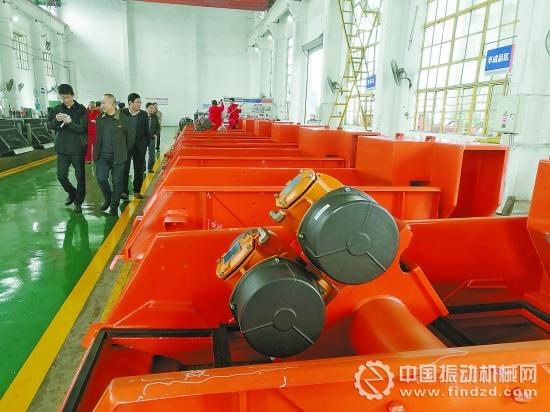 寶石機械公司成都分公司專用車公司雙軌跡振動篩生產(chǎn)現(xiàn)場