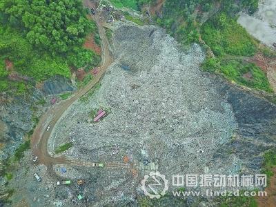挖掘機(jī)正在對填埋垃圾分選、翻曬