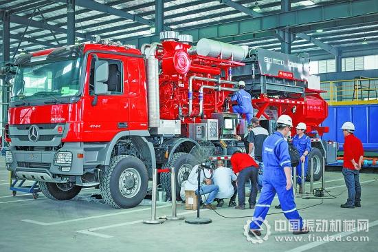 寶石機械公司成都分公司專用車公司2300型壓裂車生產(chǎn)現(xiàn)場
