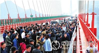 專家們在考察北盤江大橋。