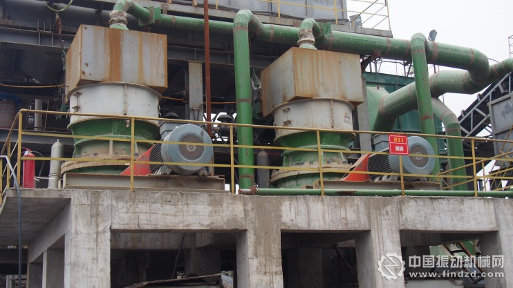圖二 中細(xì)碎圓錐破碎機(jī)