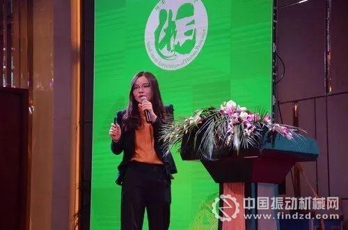 棗莊鑫金山智能客戶經(jīng)理狄輝作題為《走進砂石行業(yè)“大時代”,新型單段錘破“一機多用”》報告