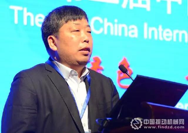中國砂石協會副會長李順山主持大會
