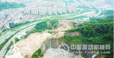 公寓別墅,綠水青山,與上百萬立方米的垃圾山僅一河之隔