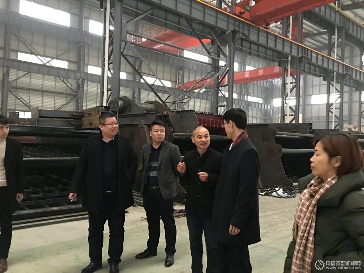 胡會長、張笑永總經(jīng)理一行在杭州海興朱董陪同下參觀破碎篩分設(shè)備生產(chǎn)車間