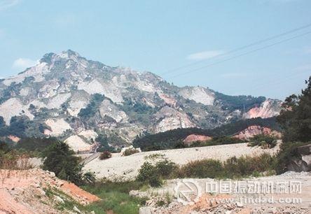 鐵峰山二期改造前,山體破壞嚴(yán)重