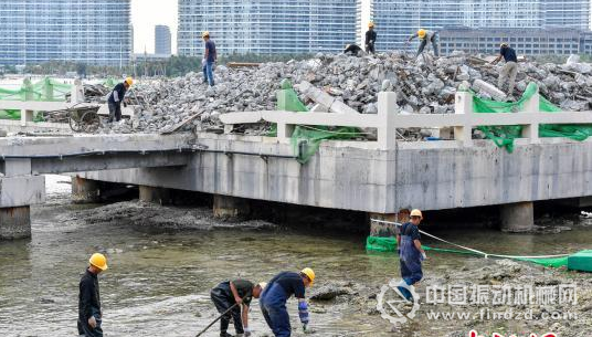 三亞洲際度假酒店海上餐廳項(xiàng)目拆除，工人正在海水中撿拾落入的建筑垃圾，避免二次污染。