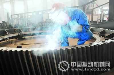 鑫海礦業(yè)技術(shù)裝備股份有限公司工人在進(jìn)行焊接作業(yè)