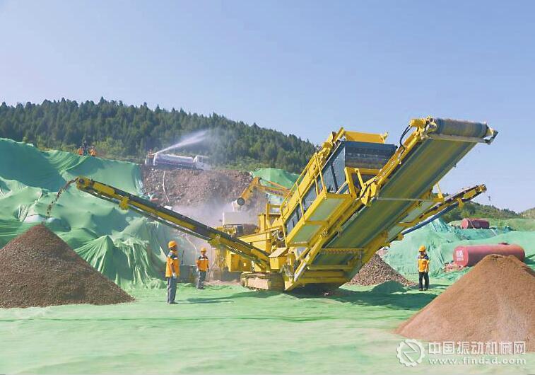 施工工地上,移動(dòng)式破碎機(jī)將建筑垃圾制成骨料