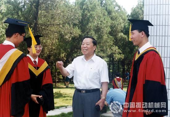 陳清如院士與畢業(yè)生在一起。