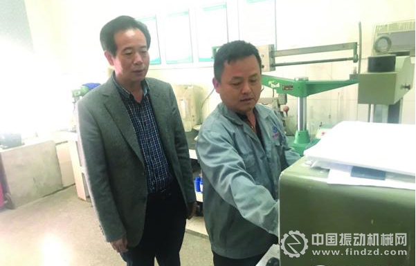 楊馬云(左)與職工一起研發(fā)新材料