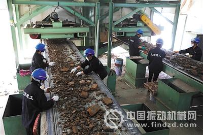 5月23日,工人在朝陽(yáng)孫河首條建筑垃圾資源化處置生產(chǎn)線上工作,該線與東壩項(xiàng)目屬同一公司建設(shè),年處置能力均為70萬噸。
