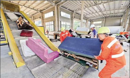 在湖里區(qū)大件垃圾處理廠,工作人員正在搬運大件物品