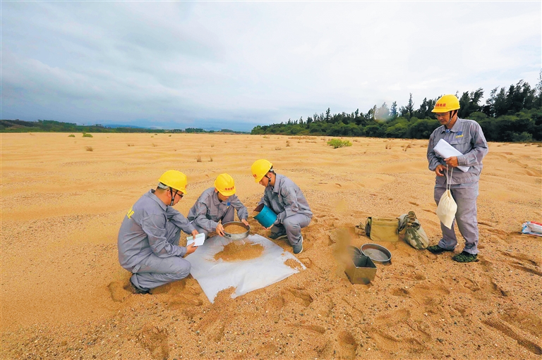 5月13日,我省地質(zhì)勘查工作人員在昌化江流域進(jìn)行河砂資源調(diào)查