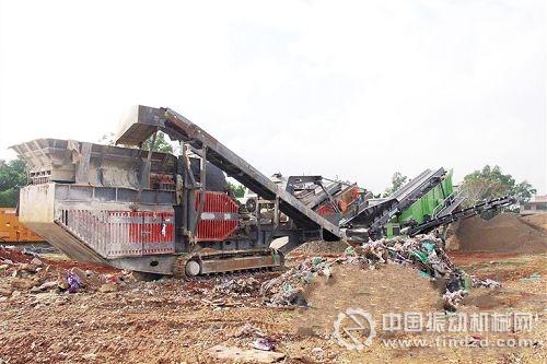作業(yè)中的建筑垃圾處理機(jī)械。