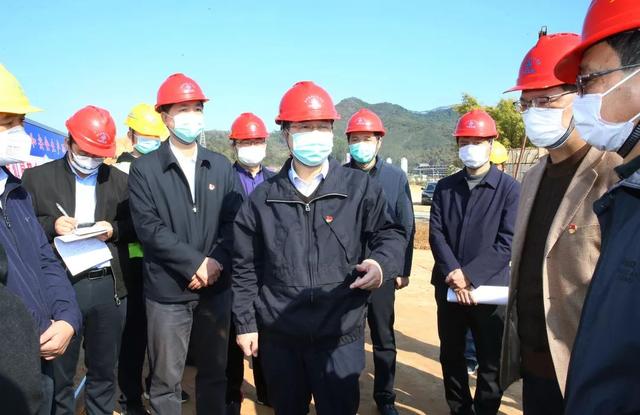 劉遠(yuǎn)在漳武高速公路南靖段工程項目施工現(xiàn)場察看了解該項目復(fù)工情況