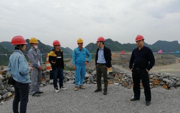 圖為扶綏海螺昌平鄉(xiāng)石灰?guī)r礦綠色礦山實地核查督導工作